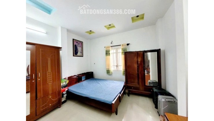 Bán nhà Phường Thủ Đức, đường Hồ Văn Tư, 110m2, 3 tầng, 4PN, sổ hồng, giá 5.7 tỷ. LH: 0933125879